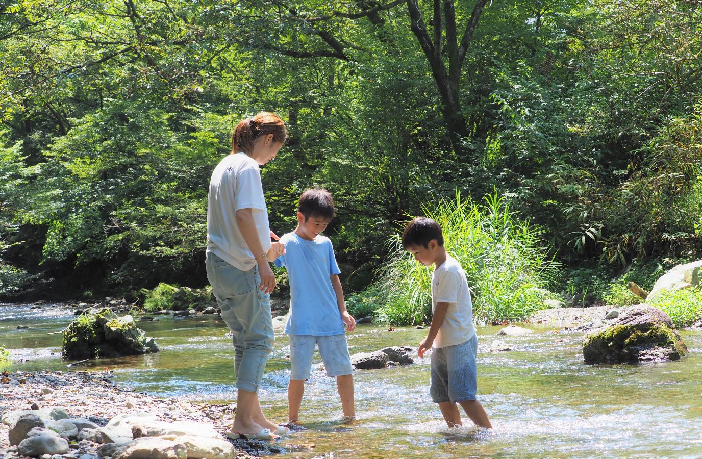 川で遊んでいる家族の写真