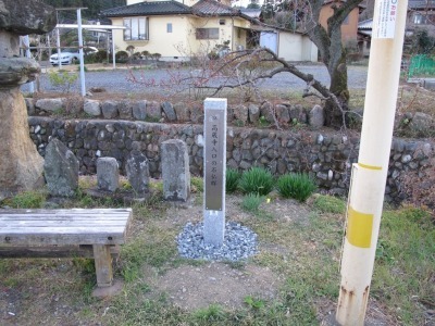 高蔵寺入口の石仏群