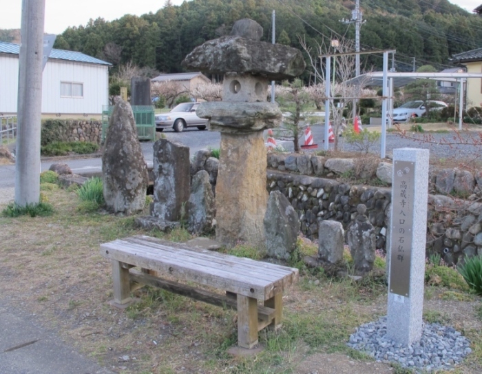高蔵寺入口の石仏群