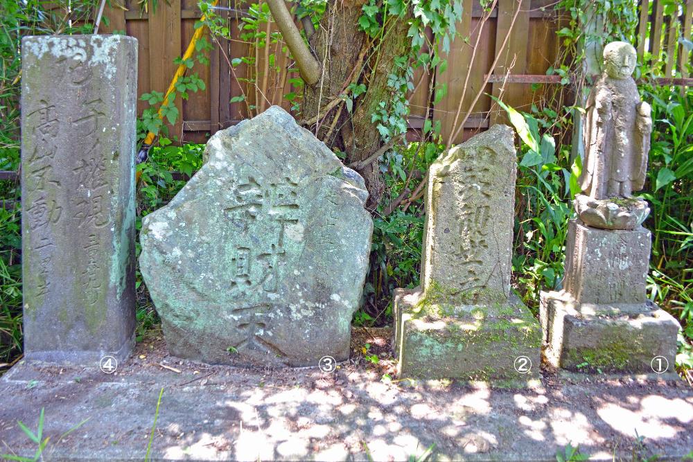 梅林三差路の道標・石仏群