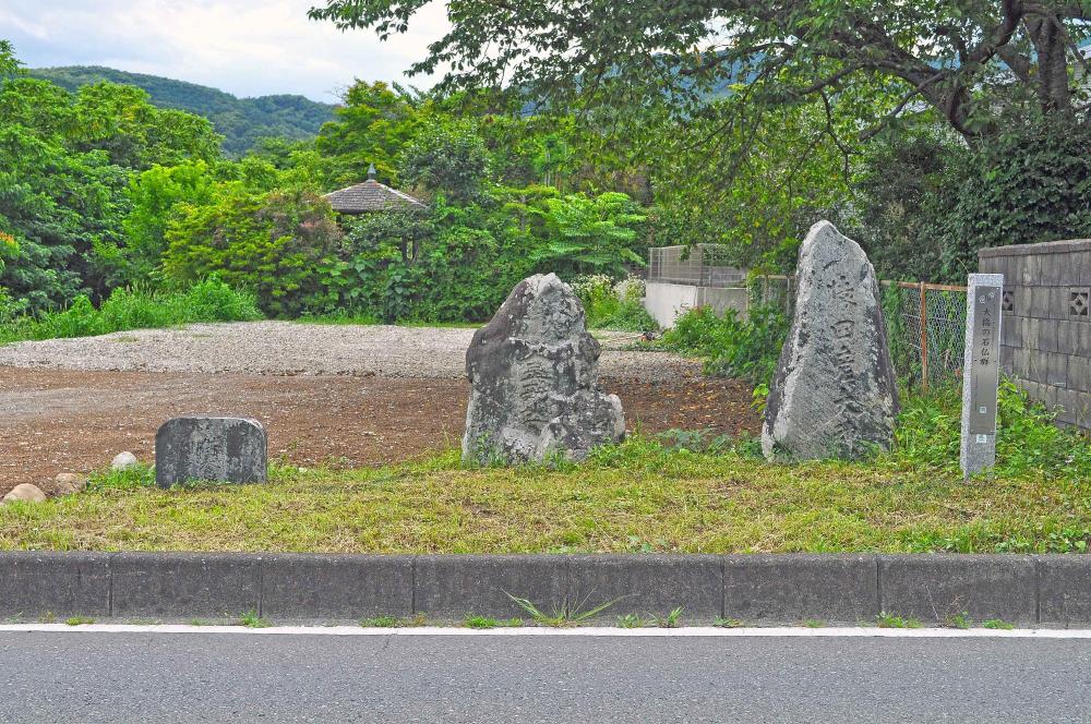 大橋の石仏群