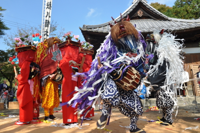 八幡神社の獅子舞　平成27年10月18日撮影