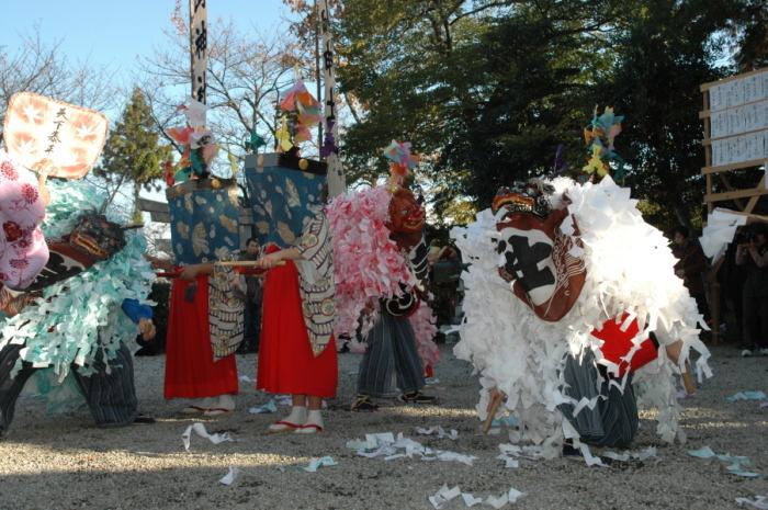 (写真)東山神社の獅子舞01